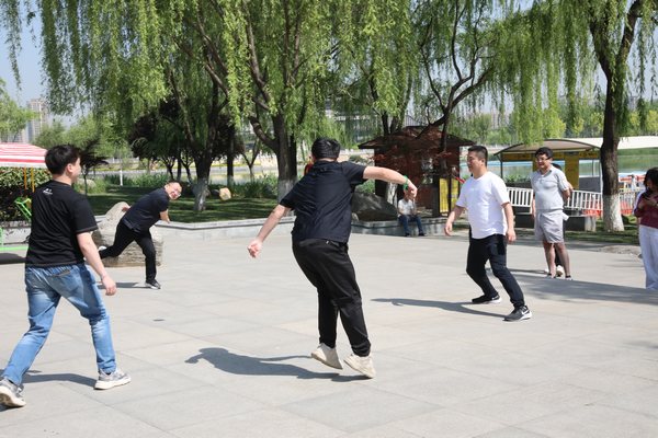 陜煤建設路橋分公司舉辦“迎五一、鼓干勁、促團結”懷舊嘉年華趣味活動