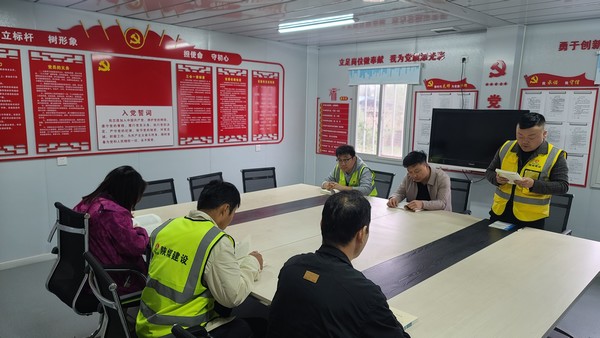 陜煤建設銅煤公司第一項目部組織“讀經(jīng)典，傳遞青春能量”青年職工主題活動