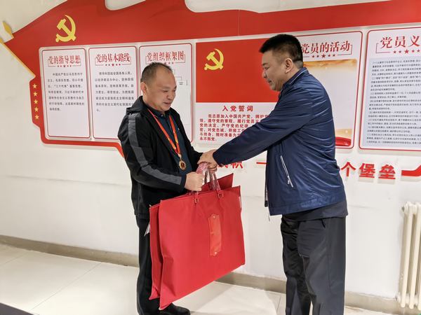 陜煤建設(shè)礦建二公司開展“走訪慰問勞模 弘揚(yáng)榜樣力量”慰問勞?；顒?dòng)