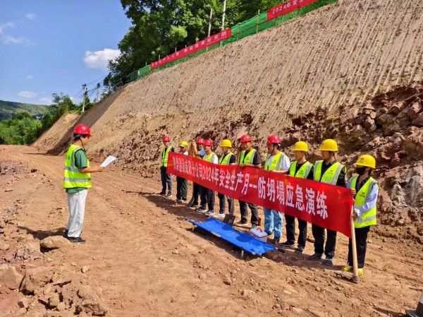 陜煤建設咸陽分公司第六項目部開展防坍塌應急救援演練