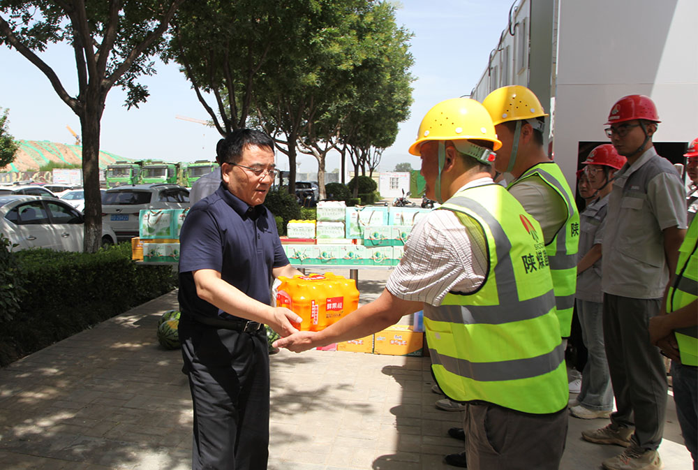 陜煤建設(shè)領(lǐng)導深入一線開展“送清涼”慰問活動