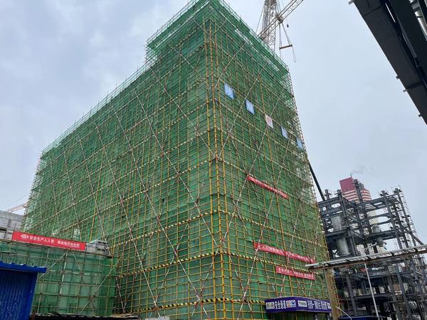 陜煤建設天工公司承建的陜化尿素工序提升裝備改造項目大顆粒尿素（00813）工程主體結(jié)構(gòu)順利封頂