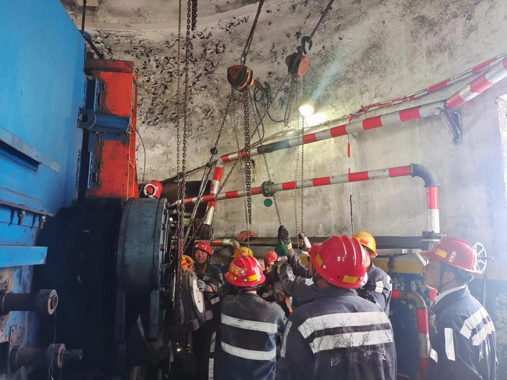 陜煤建設洗選煤第三項目部：“零點堅守” 穩(wěn)步完成101帶式輸送機帶面及機頭拖帶滾筒更換工程