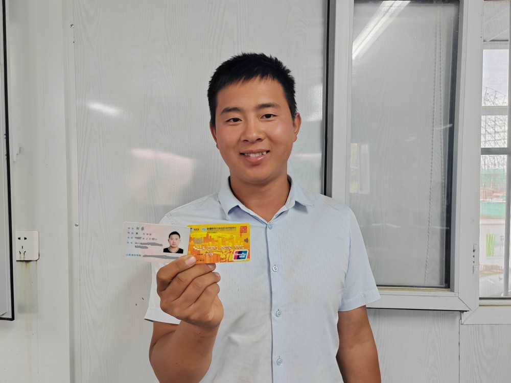 陜煤建設天工公司新疆第一項目部為農(nóng)民工實名辦卡 讓農(nóng)民工“薪”有所屬