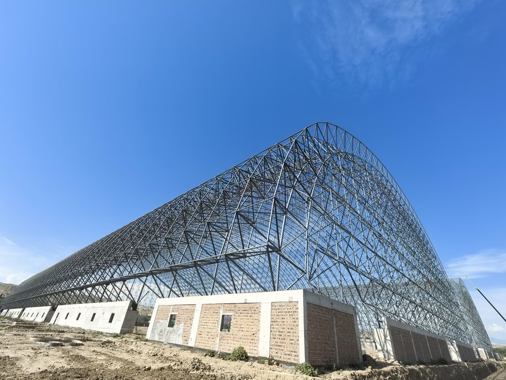 陜煤建設天工公司承建的伊寧市煤炭儲運中心基地建設項目1#、2#儲煤棚順利合攏