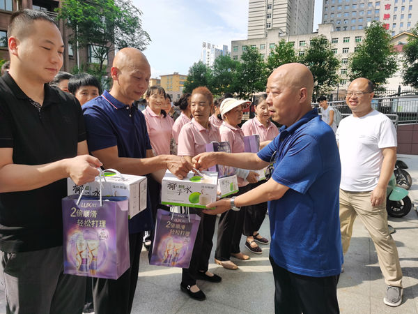 陜煤建設(shè)大秦置業(yè)公司：開展“夏日送清涼 關(guān)懷暖人心”慰問活動