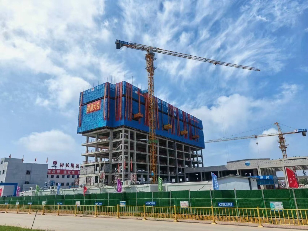 陜煤建設(shè)渭南分公司承建的陜西彬長(zhǎng)CFB示范項(xiàng)目宿舍樓工程“喜封金頂”