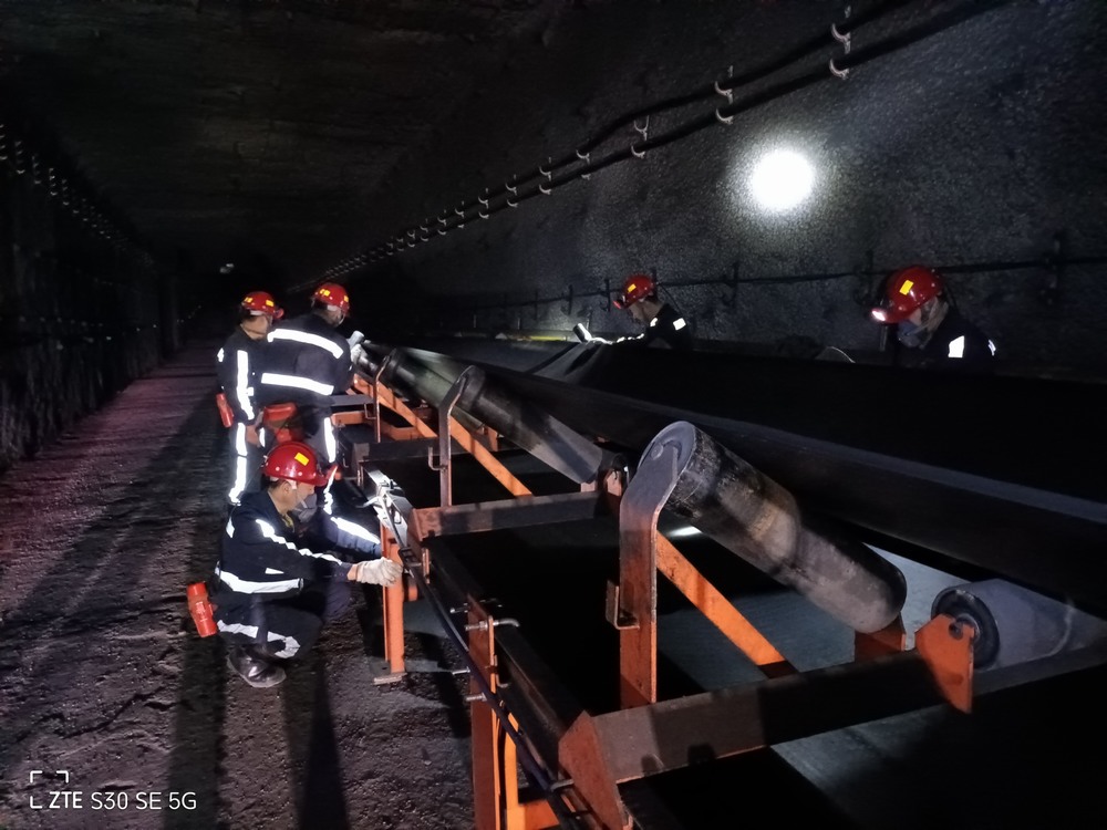 陜煤建設(shè)韓城分公司張家峁項目部順利完成5217膠運順槽帶式輸送機安裝工程