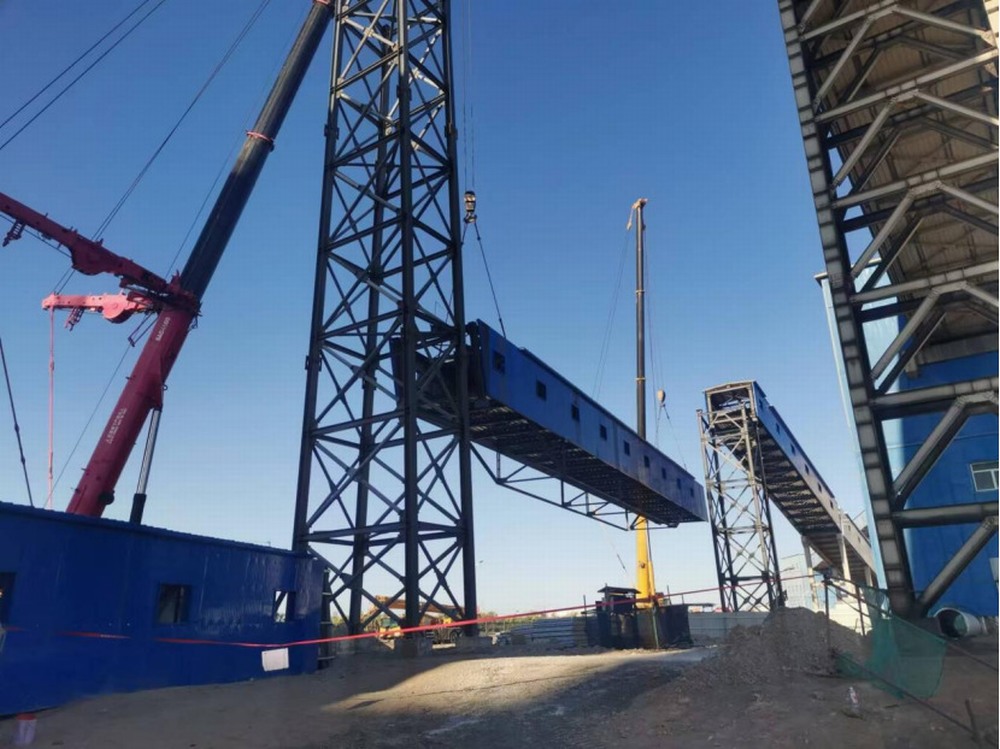 陜煤建設韓城分公司土建九項目部承建的新疆大南湖二礦煤炭選煤加工項目鋼結(jié)構(gòu)吊裝順利完成