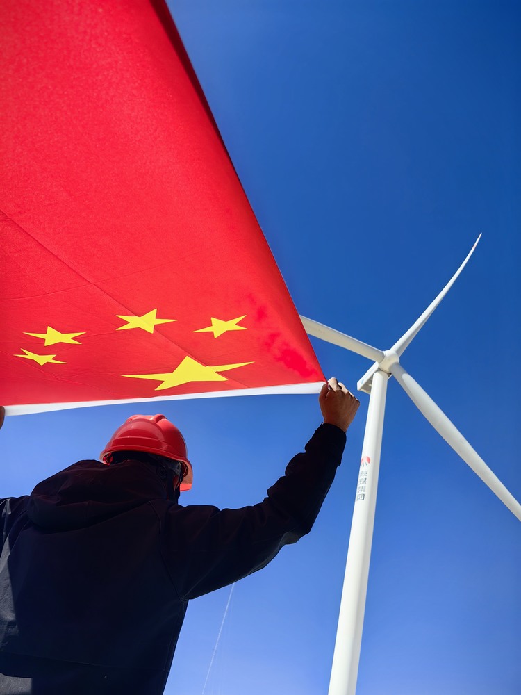 陜煤建設(shè)者與國旗合影，共筑強(qiáng)國夢