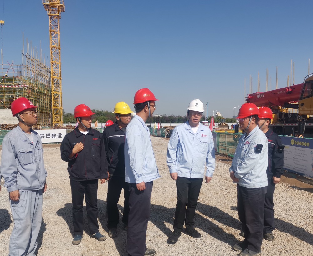 蒲城清潔能源化工有限責(zé)任公司黨委書記、董事長(zhǎng)封建利一行深入陜煤建設(shè)天工公司基層項(xiàng)目部檢查指導(dǎo)