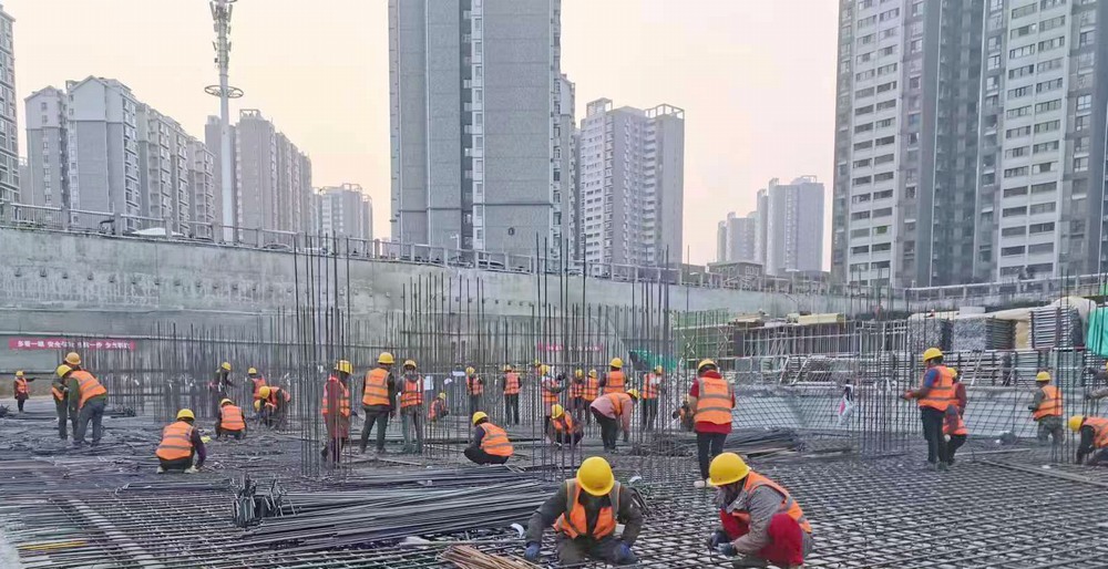 陜煤建設(shè)新龍城直屬項(xiàng)目部：國慶假日不打烊，熱火朝天忙生產(chǎn)