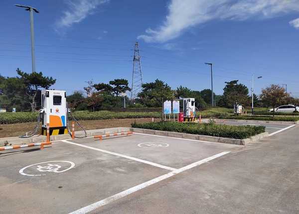 陜煤建設(shè)川耀公司：崔仙服務(wù)區(qū)充電樁安裝，為綠色出行“加油”