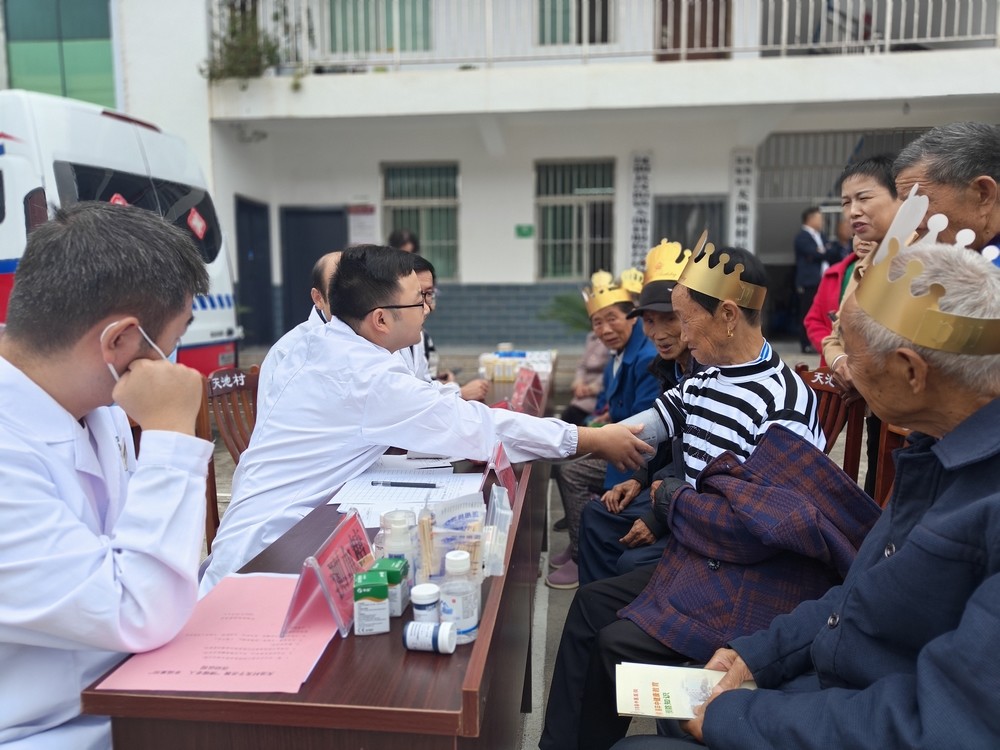 陜煤建設(shè)定點(diǎn)幫扶村開展“情暖老人幸福重陽”敬老活動(dòng)