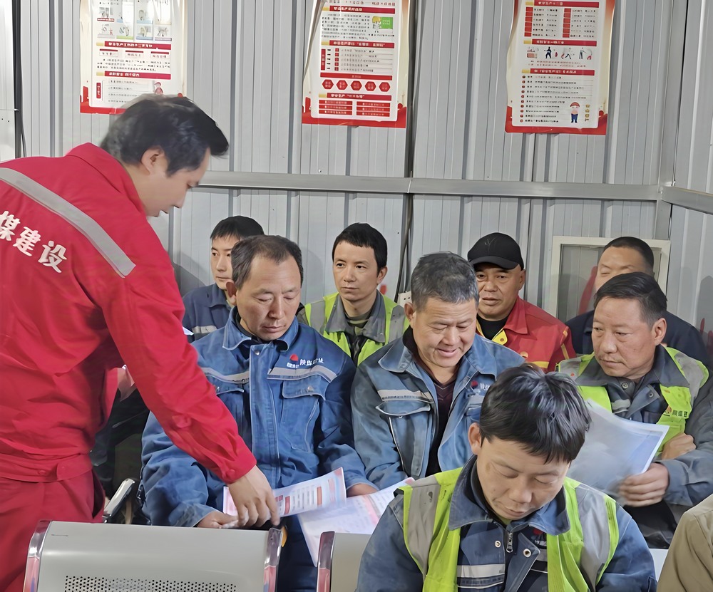 陜煤建設(shè)礦建二公司安裝項(xiàng)目部：百日活動(dòng)添新彩，消防宣傳駐防線