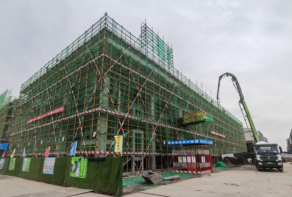 陜煤建設天工公司承建的中南高科·西安秦漢智康云谷基地項目14#、15#樓工程主體結構順利封頂