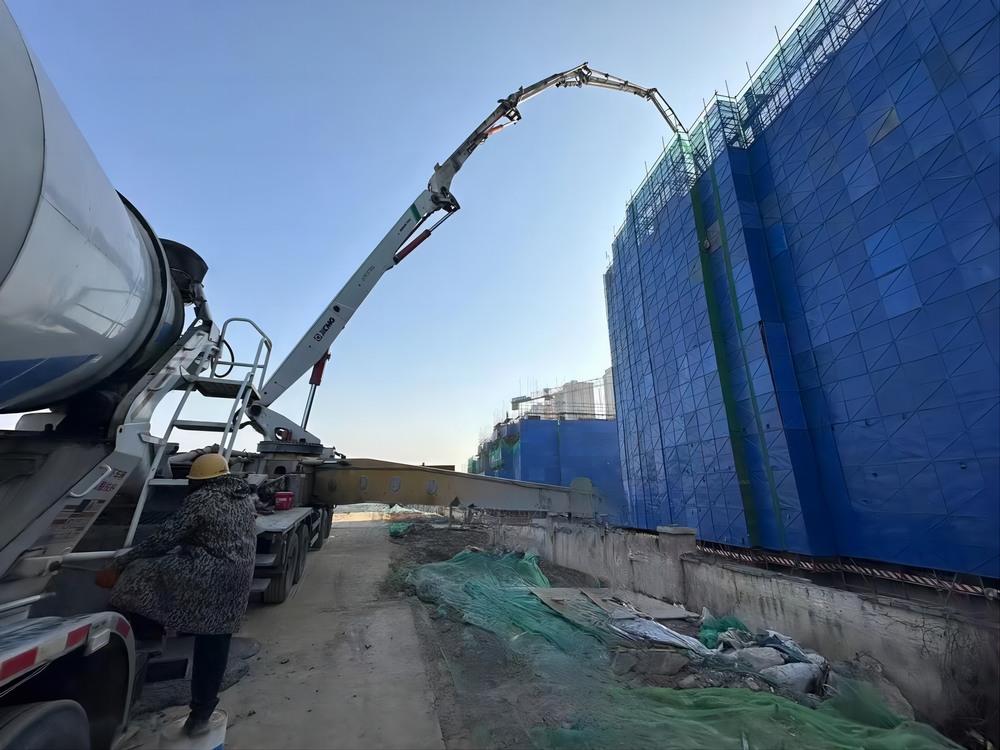 陜煤建設天工公司承建的大秦·山水逸境項目1#、2#樓工程主體結構順利封頂