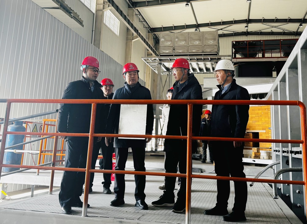 陜西建材科技集團(tuán)黨委書記、董事長、總經(jīng)理周紅深入天工公司基層項(xiàng)目部進(jìn)行慰問