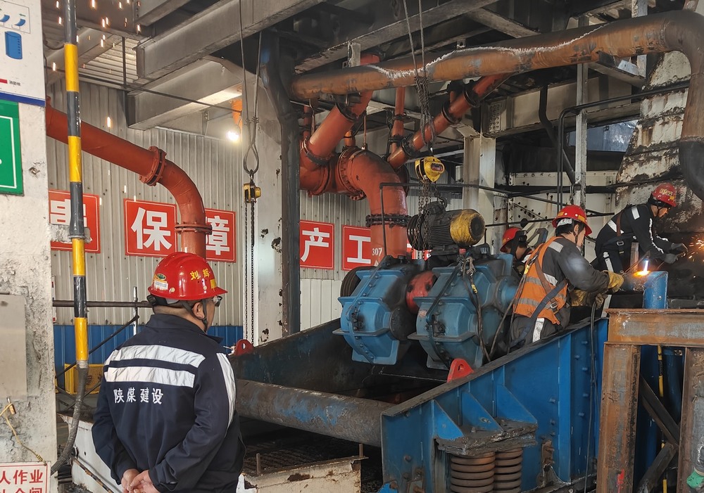 陜煤建設(shè)洗選煤運(yùn)營(yíng)公司第二項(xiàng)目部：新年破曉，檸條塔煤礦主洗車(chē)間預(yù)濕篩與矸石脫介篩 “迭代升級(jí)” 之戰(zhàn)打響