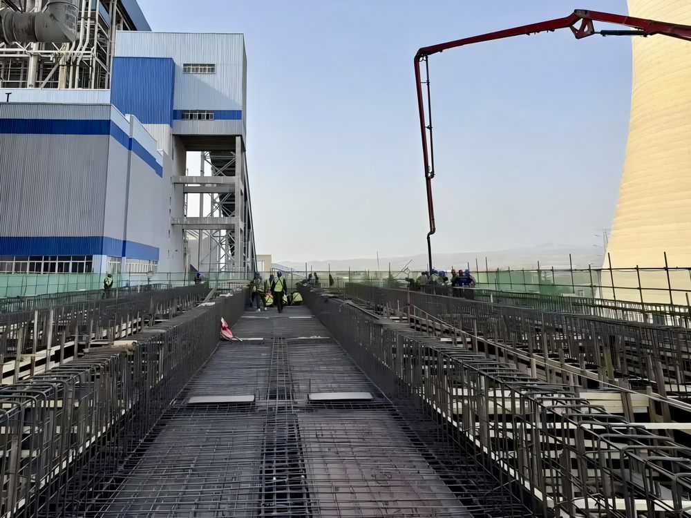 陜煤建設(shè)機(jī)電安裝公司新能源項(xiàng)目部1號(hào)機(jī)組冷端優(yōu)化項(xiàng)目主體框架結(jié)構(gòu)圓滿(mǎn)封頂