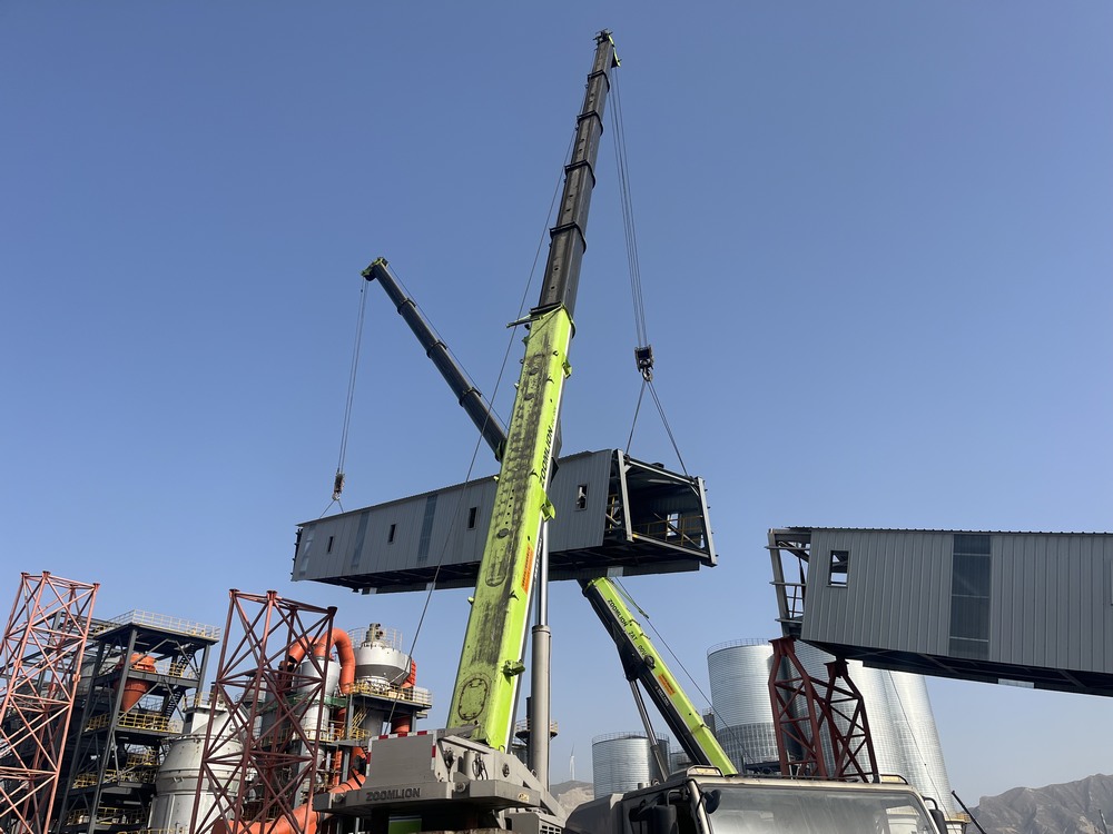 陜煤建設(shè)天工公司土建第二十一項(xiàng)目部：雙機(jī)抬吊破難題，通廊凌空展雄姿