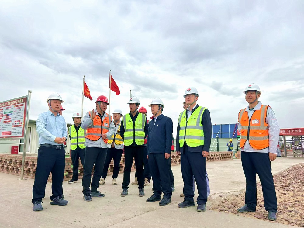 陜煤集團工程總監(jiān)、基本建設(shè)管理部總經(jīng)理李仰東深入榆林化學二期項目檢查指導