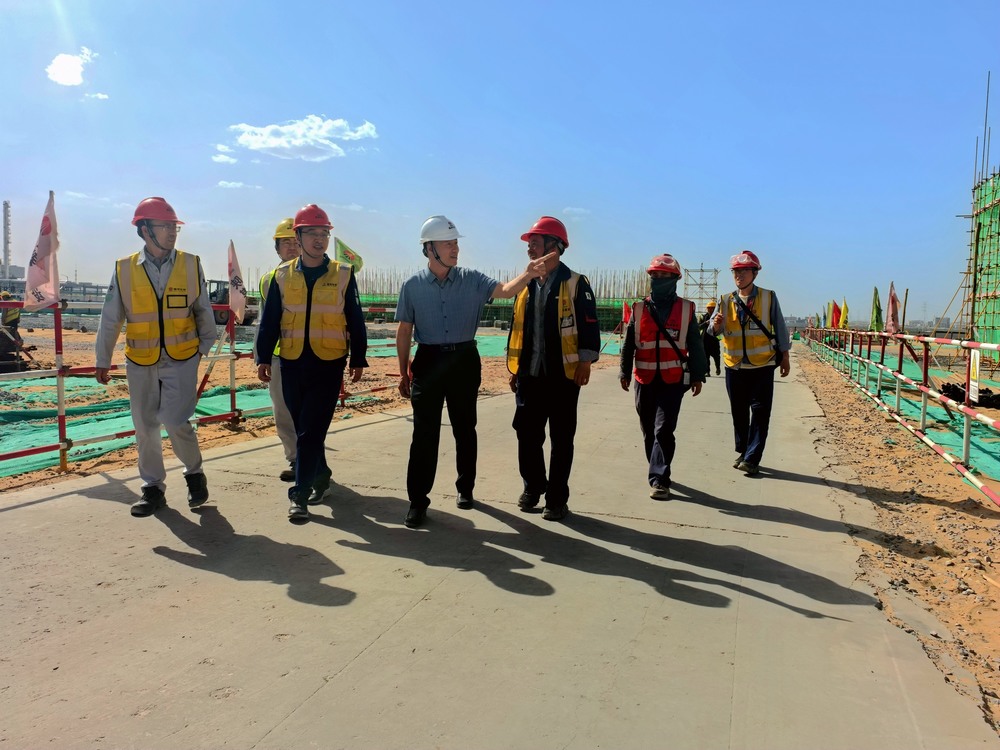 陜煤集團(tuán)基本建設(shè)管理部高級(jí)主任師黃社民深入陜煤建設(shè)銅煤公司承建的榆林化學(xué)二期項(xiàng)目檢查指導(dǎo)工作