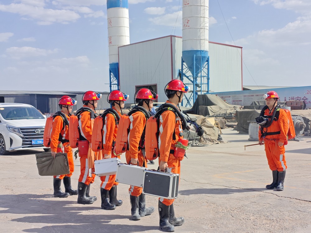 陜煤建設礦建二公司郭家灘項目部成功開展礦井水害事故應急救援演練