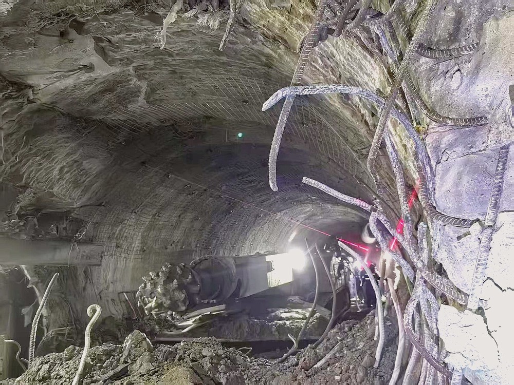 104米掘進(jìn)攻堅(jiān)！袁大灘煤礦2煤東翼帶式輸送機(jī)機(jī)頭硐室順利貫通