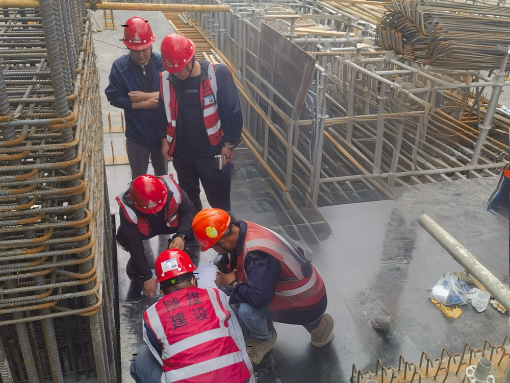 陜煤建設(shè)與浙江二建跨項(xiàng)目聯(lián)動(dòng) ，聚焦汽機(jī)預(yù)埋螺栓施工技術(shù)攻堅(jiān)