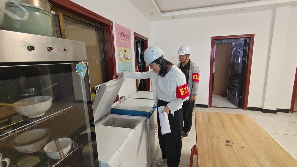 陜煤建設澄合分公司職工代表“兩堂一舍”查實情 暖胃暖心更暖企