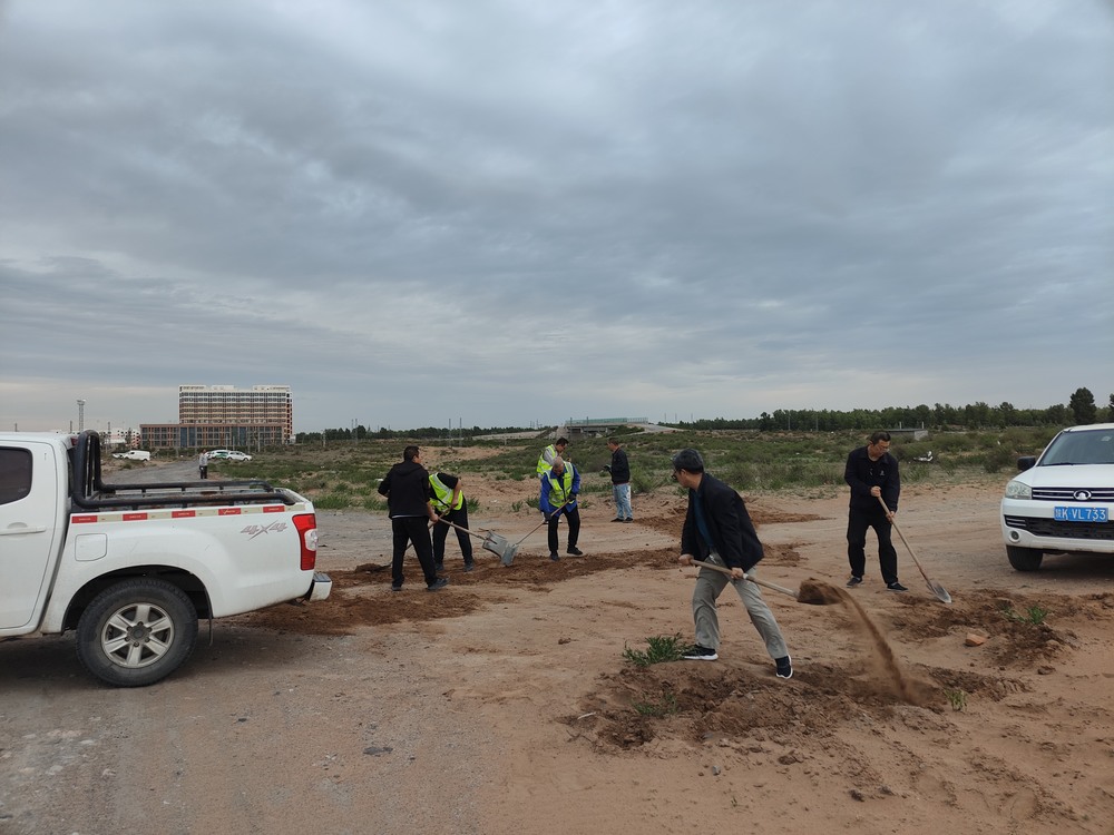 團團領(lǐng)航 青春筑路！陜煤青年突擊隊義務(wù)鋪就暖心路