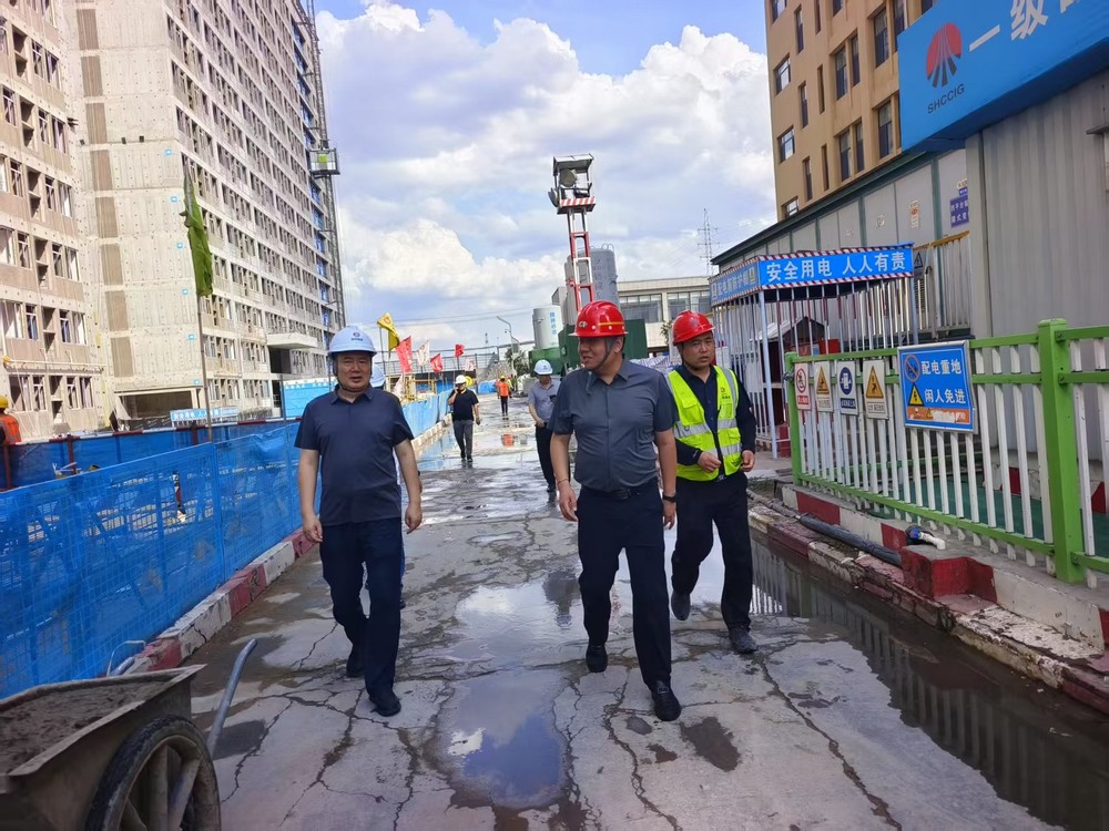 陜西省建設(shè)工程質(zhì)量安全監(jiān)督總站站長鄭海平一行蒞臨檸條塔煤礦新建3#、4#員工公寓樓項目檢查指導(dǎo)工作