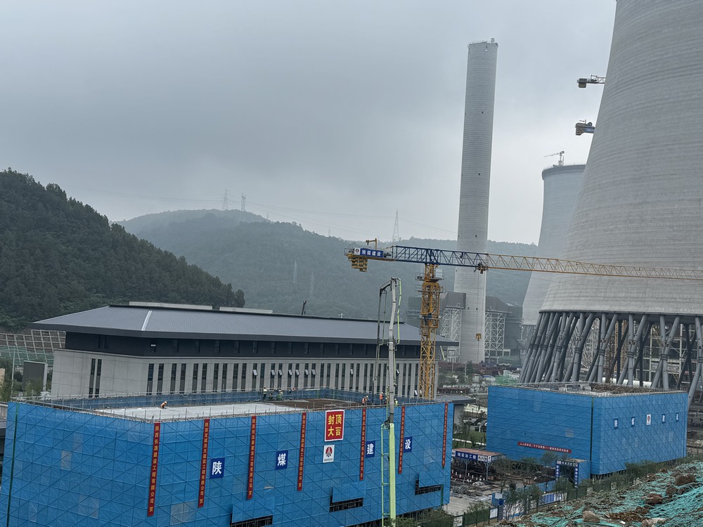 黃陵店頭電廠二期2X1000MW機(jī)組擴(kuò)建項(xiàng)目材料庫(kù)與檢修間主體結(jié)構(gòu)順利封頂