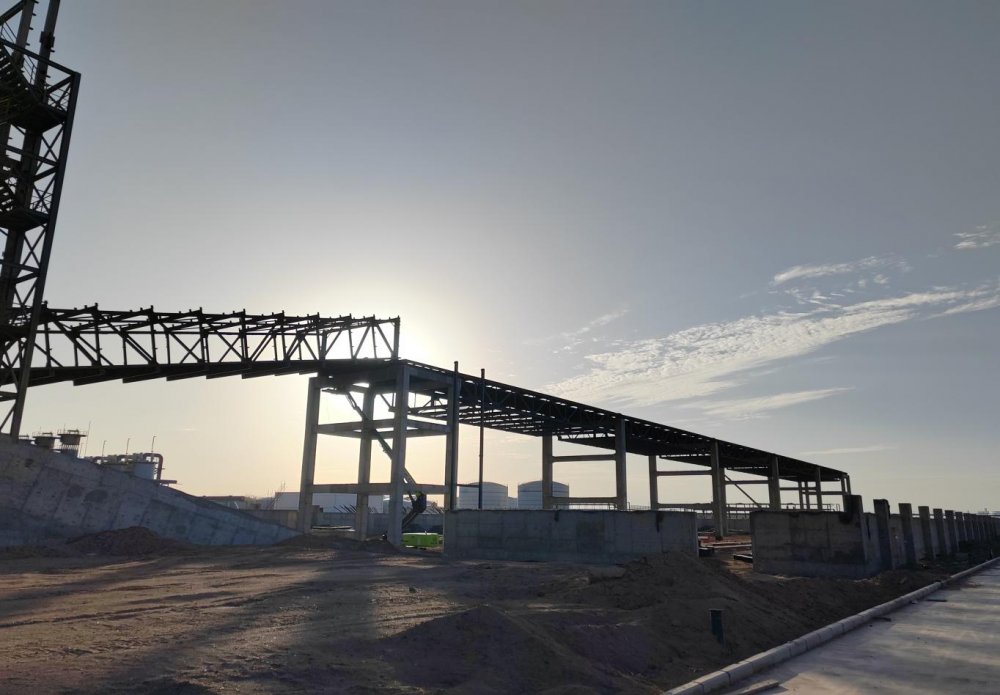 陜煤建設西北分公司土建第一項目部：提質(zhì)煤2#棧橋桁架順利吊裝完成