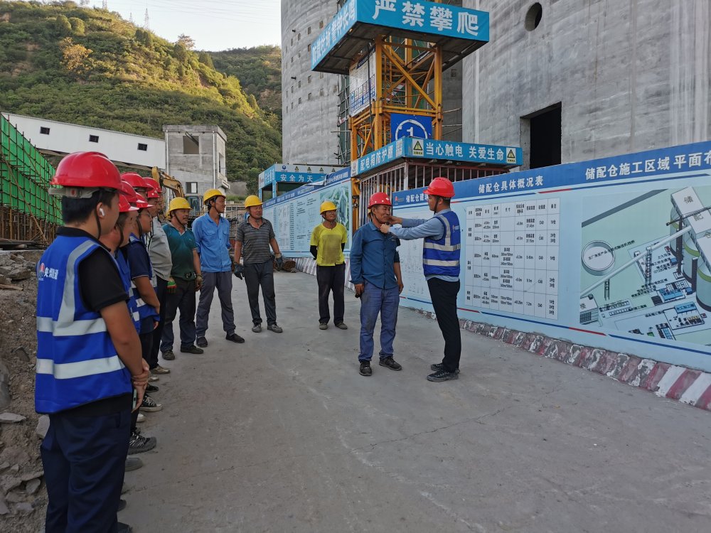 陜煤建設(shè)韓城分公司土建十一項(xiàng)目部：每日一聚話安全，工地防線牢又堅(jiān)