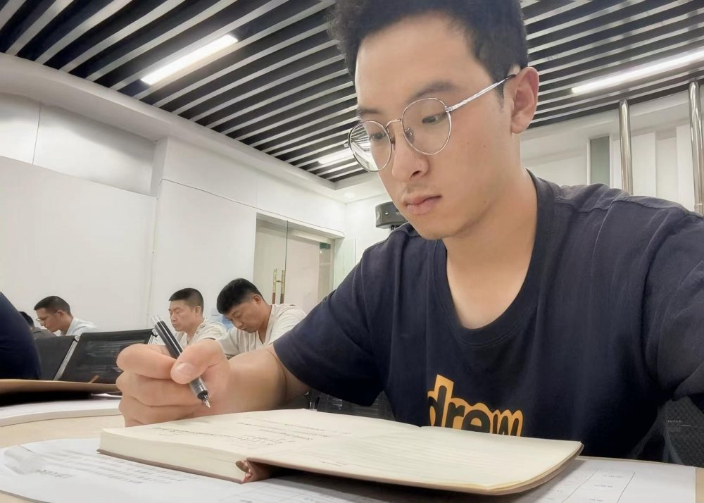 陜煤建設(shè)煤礦運(yùn)營(yíng)服務(wù)分公司：煤海新兵的成長(zhǎng)注腳 青春與建設(shè)的雙向奔赴