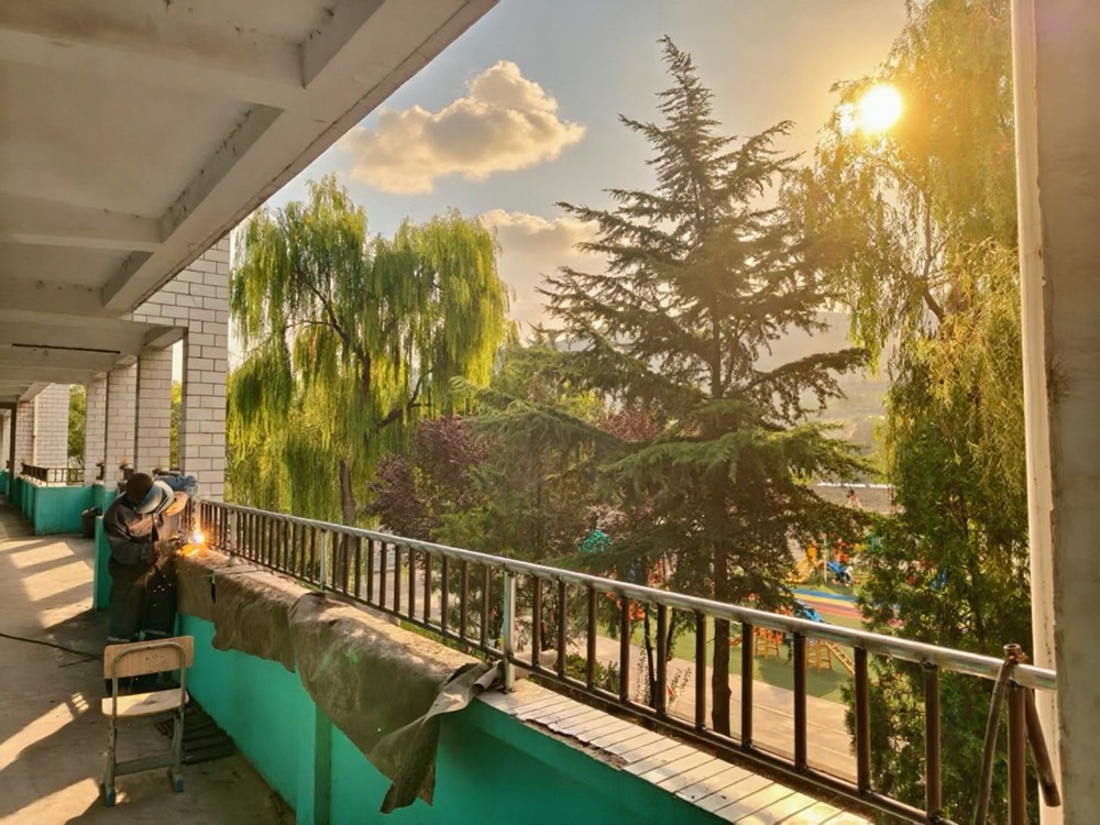 助力地方教育，護(hù)航學(xué)子平安——陜煤建設(shè)礦建二公司安裝項目部為卓立小學(xué)教學(xué)樓安裝防護(hù)欄桿