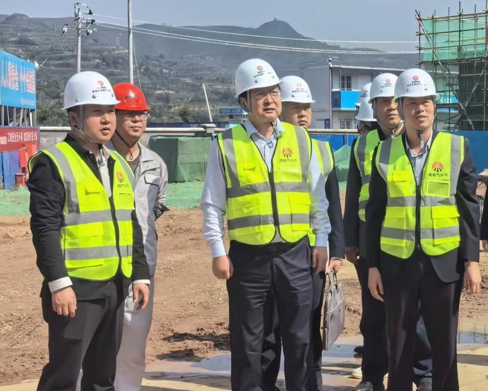 陜西省煤層氣黨委委員、紀委書記董巨國一行深入天工公司土建第二十一項目部開展節(jié)前檢查指導工作