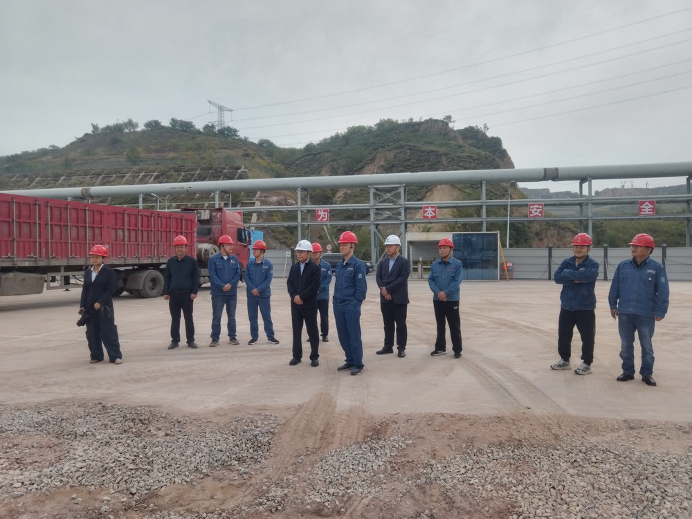 陜煤集團府谷能源開發(fā)有限公司黨委書記、 董事長李寧蒞臨陜西新元潔能有限公司電石廠電池儲能調(diào)峰項目檢查指導工作