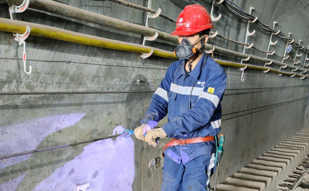 爬坡不用“喘粗氣”！玻璃溝煤礦行人助行裝置投運，省力更暖心