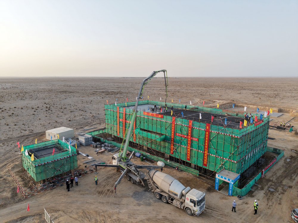 陜煤集團(tuán)新疆公司兵團(tuán)第十三師新星市30萬(wàn)千瓦光伏發(fā)電項(xiàng)目升壓匯集站生產(chǎn)綜合樓、警衛(wèi)傳達(dá)室順利封頂