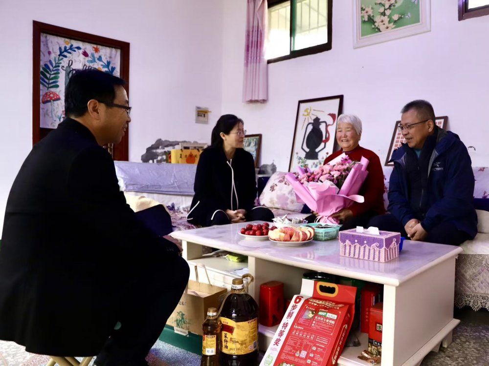 陜煤建設(shè)機(jī)電安裝公司:重陽(yáng)慰問(wèn)暖人心 敬老愛(ài)親顯擔(dān)當(dāng)