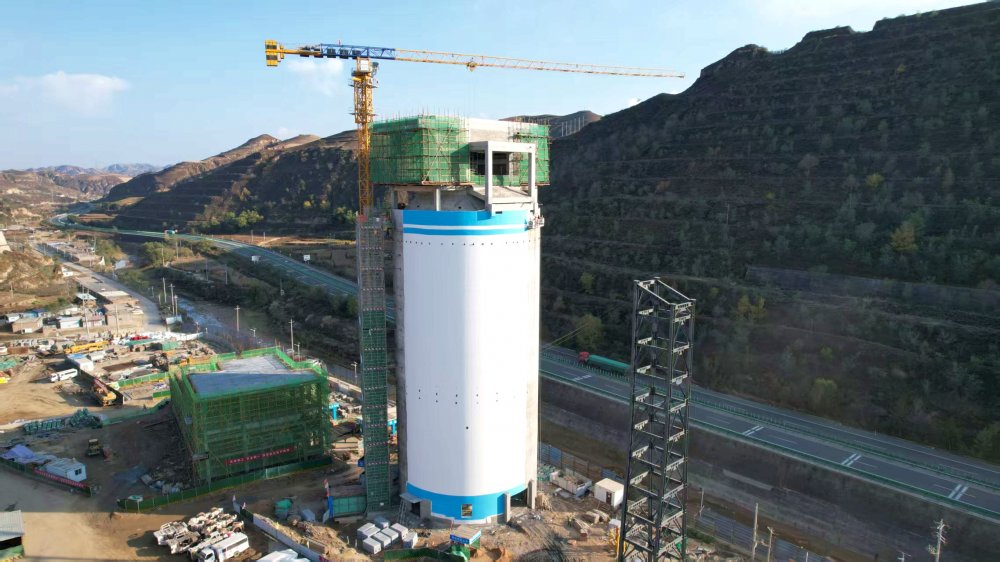 提前2天落位！橫山天云煤礦棧橋鋼支架架起“運(yùn)輸樞紐”，12月投產(chǎn)再添保障