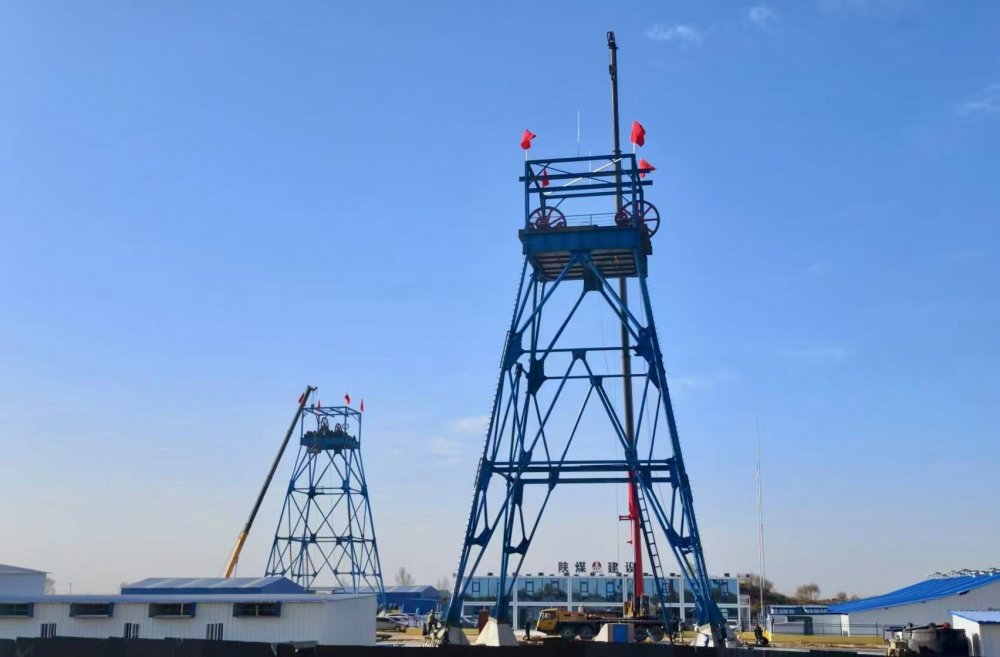 速看！陜煤建設(shè)礦建三公司又一組鑿井井架順利起吊安裝