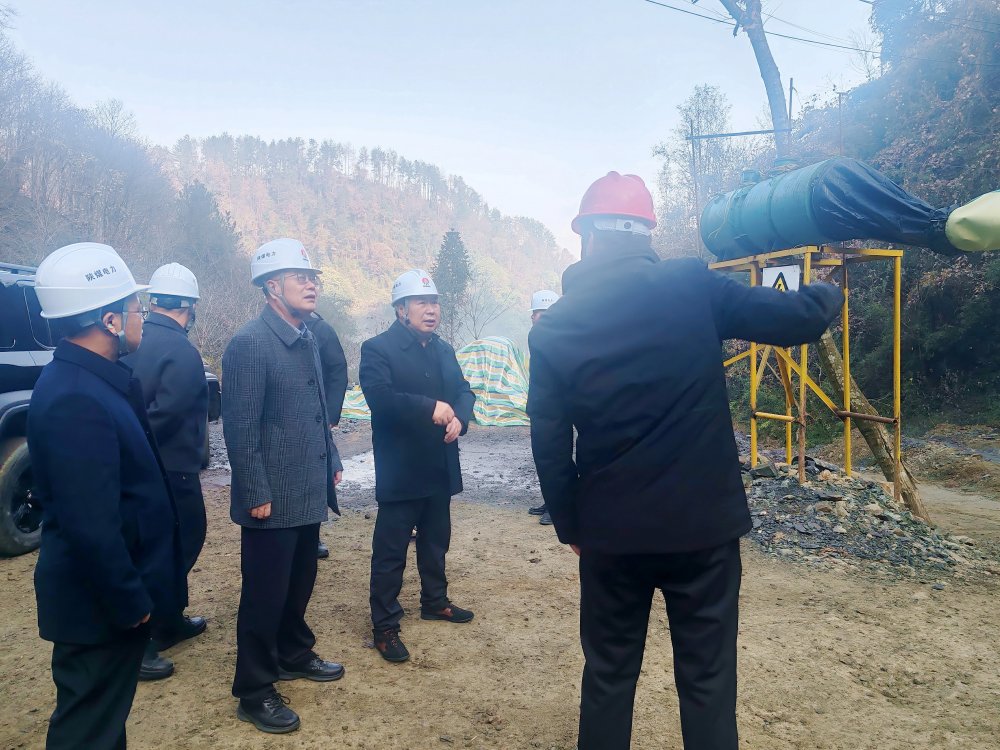 陜煤集團(tuán)總經(jīng)理助理、陜煤電力集團(tuán)黨委書記、董事長(zhǎng)馮平安一行深入西鄉(xiāng)抽蓄電站勘探平硐項(xiàng)目現(xiàn)場(chǎng)檢查指導(dǎo)前期準(zhǔn)備工作