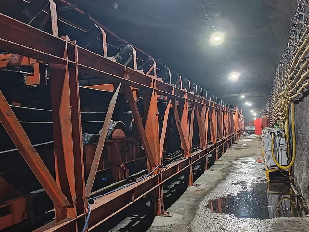 陜煤建設(shè)機(jī)電安裝公司神府項(xiàng)目部圓滿(mǎn)完成15222膠運(yùn)順槽帶式輸送機(jī)安裝工程