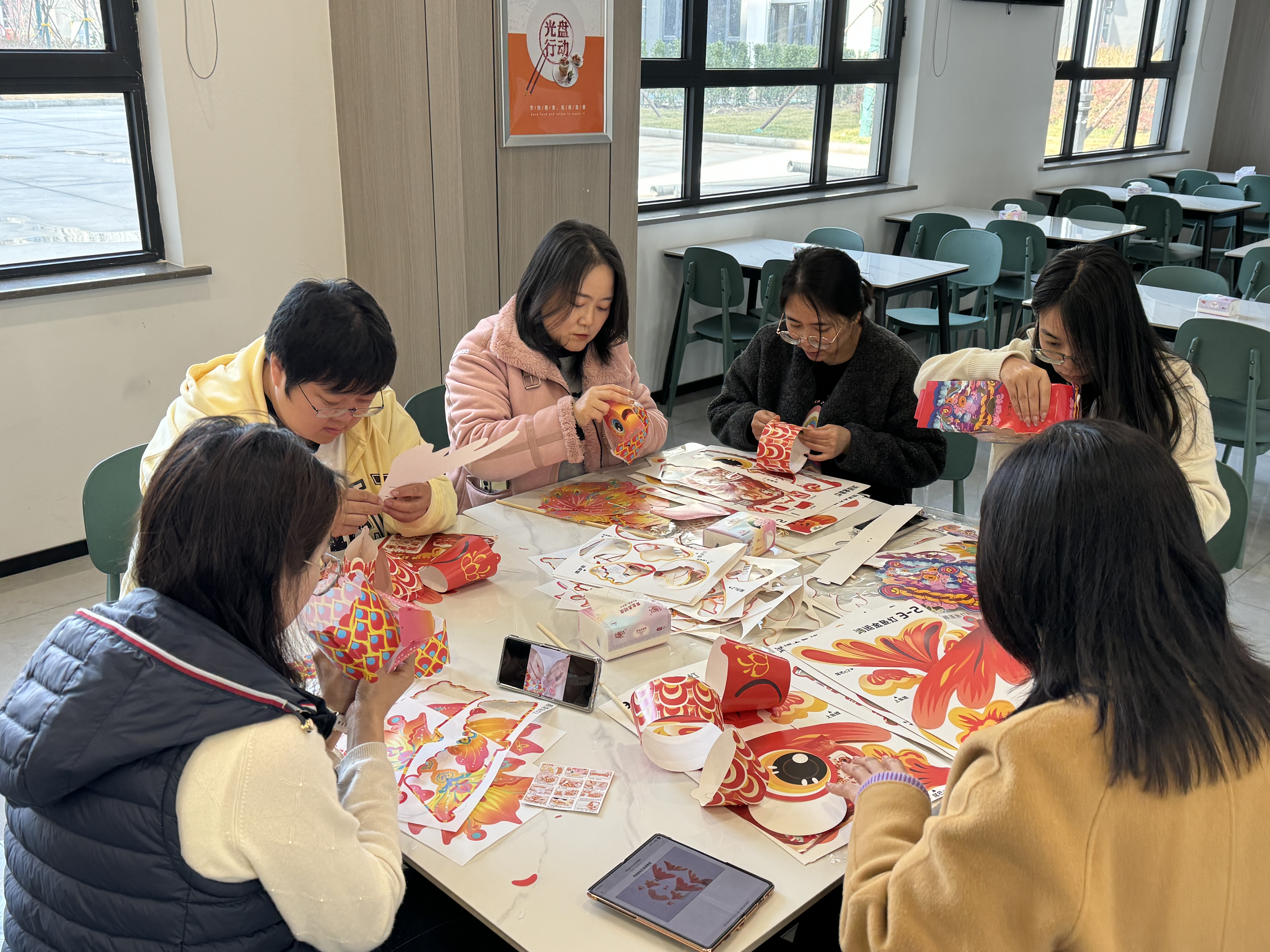 燈籠寄情品元宵 團(tuán)圓暖意滿天工